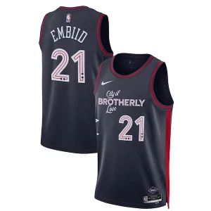 Fantástico Joel Embiid Philadelphia 76ers Nike Unisex 2023/24 Swingman Jersey Navy City Edition  para la gran final